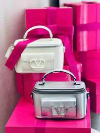 Picture of Valentino Handbags _SKUfw156801258fw